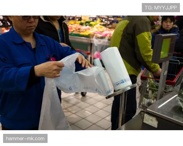张帅提着超市塑料袋出酒店，门口那把车钥匙亮得我差点不认识世界